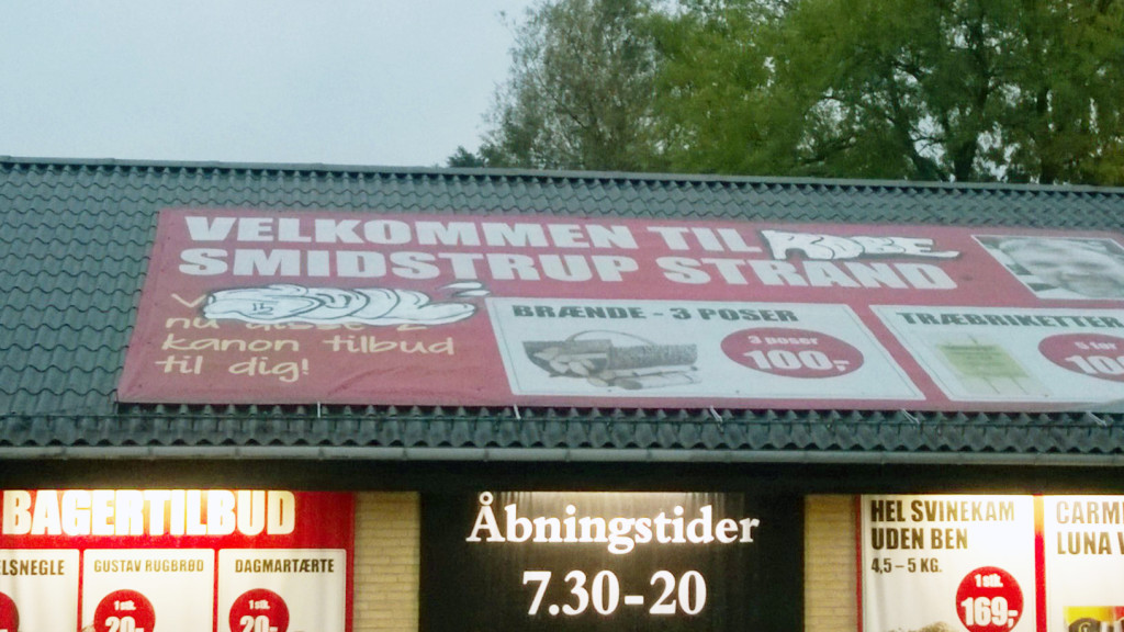 Dagligbrugsen fik overmalet et reklamebanner på taget af de to hærværksmænd. (Foto: Allan Andersen)