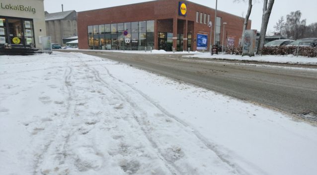 Sneen dækker Helsinges gågader. Arkivfoto: David Abildgaard.