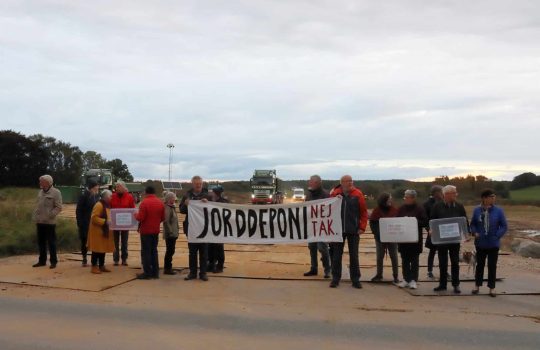 Borgere fra Esbønderup og omegn har tidligere været ude og protestere ved jordforbedringsprojektet ved Esbønderup af frygt for grundvandet. Foto: Privat.