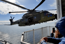 Søndag byder på blandt andet lavtflyvende helikopter med termisk udstyr, som skal forsøge at finde beboerne i samarbejde med hundeførere på jorden. Foto: Allan Andersen)