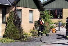 Hovsa, ukrudtsbrænderen fik sat fut i busken - og var uhyggeligt tæt på at starte ild i husets tagudhæng. (Foto/Video: Local Eyes)