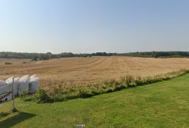 Et stort stykke af denne mark har behov for jordforbedring for at kunne dyrkes, mener landmanden. Foto: Google Maps.