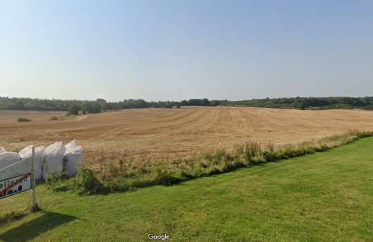 Et stort stykke af denne mark har behov for jordforbedring for at kunne dyrkes, mener landmanden. Foto: Google Maps.